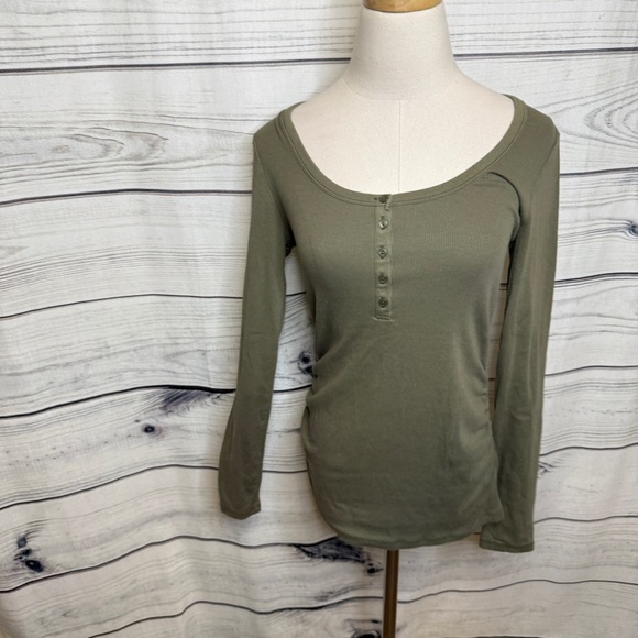 Old Navy Olive Henley maternity top - Picture 1 of 3